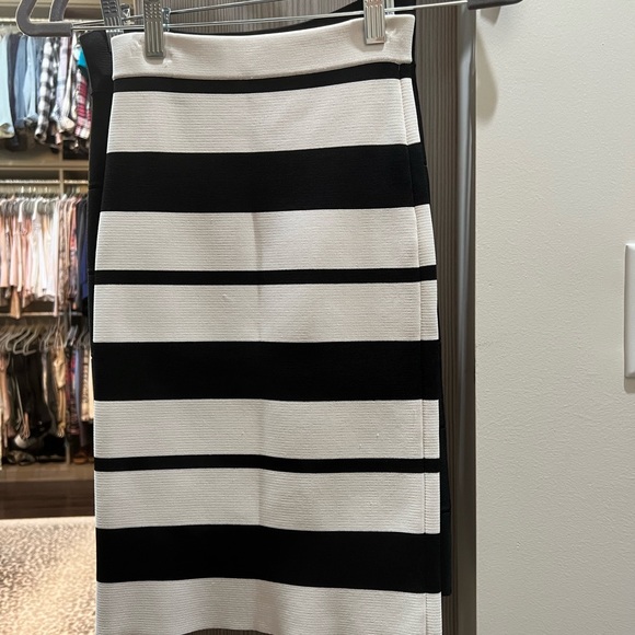 BCBGMAXAZRIA XS Bandage Skirts Like New priced for 3 but will take offers for 1 - Picture 3 of 4
